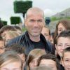 Zinédine Zidane au milieu des enfants lors du 5e prix de l'Ambassadeur décerné par l'association ELA au Parc Dysneyland Paris le 6 juin 2012