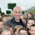 Zinédine Zidane au milieu des enfants lors du 5e prix de l'Ambassadeur décerné par l'association ELA au Parc Dysneyland Paris le 6 juin 2012