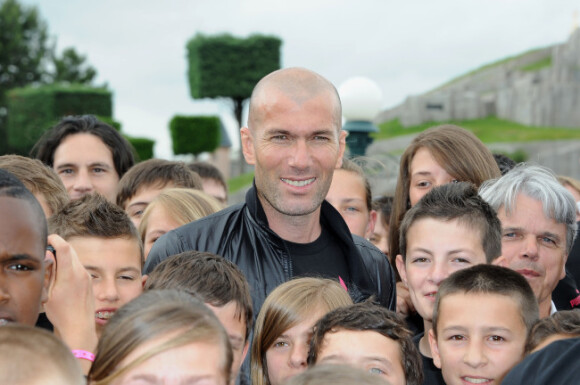 Zinédine Zidane au milieu des enfants lors du 5e prix de l'Ambassadeur décerné par l'association ELA au Parc Dysneyland Paris le 6 juin 2012