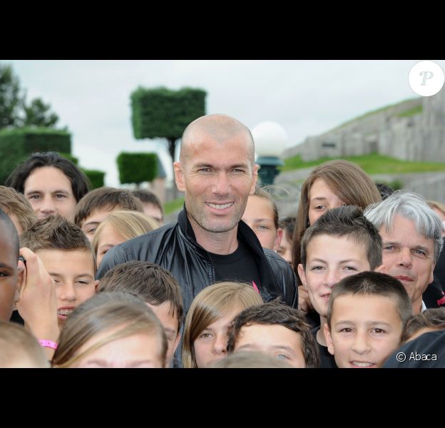 Zinédine Zidane au milieu des enfants lors du 5e prix de l'Ambassadeur décerné par l'association ELA au Parc Dysneyland Paris le 6 juin 2012
