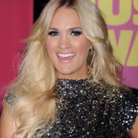CMT Music Awards : Carrie Underwood triomphe, applaudie par Denise Richards...