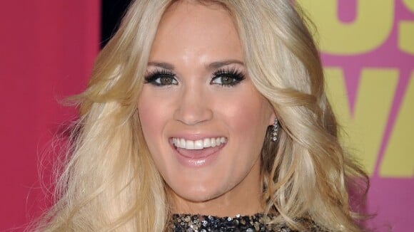 CMT Music Awards : Carrie Underwood triomphe, applaudie par Denise Richards...