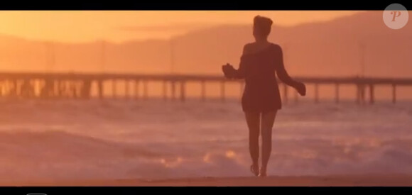 Jennifer Ayache au bout de son périple dans le clip All Alone de Superbus, premier extrait de l'album Sunset à paraître en septembre 2012
