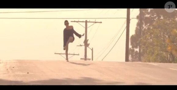 Jennifer Ayache traverse Los Angeles dans le clip All Alone de Superbus, premier extrait de l'album Sunset à paraître en septembre 2012