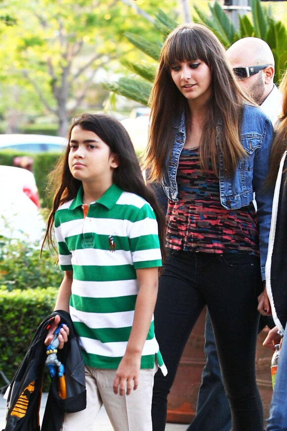 Paris Jackson et son petit frère à Los Angeles, le 18 mai 2012.