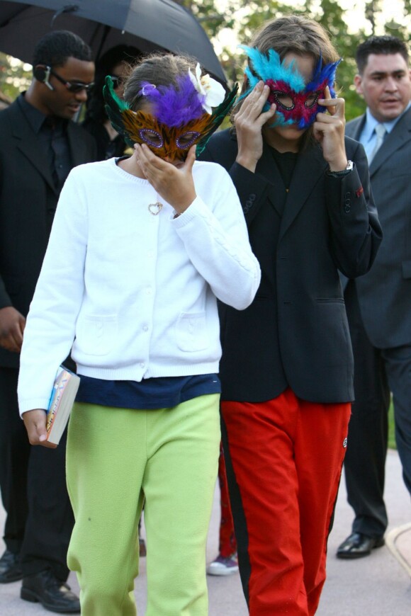 Les enfants de Michael Jackson masqués, à Los Angeles, le 19 mai 2009.