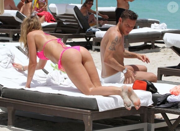 Francesco Totti et sa femme Ilary Blasi à Miami le 7 juin 2012, à quelques jours de leur 7e anniversaire de mariage.