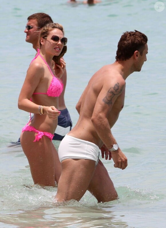 Francesco Totti et sa sublime femme Ilary Blasi à Miami le 7 juin 2012, à quelques jours de leur 7e anniversaire de mariage.