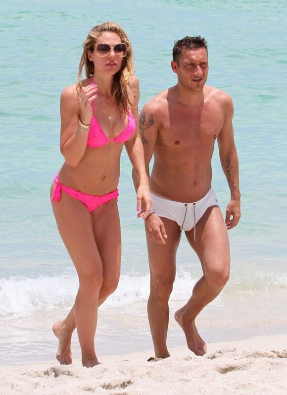 Francesco Totti et sa femme Ilary Blasi à Miami le 7 juin 2012, à quelques jours de leur 7e anniversaire de mariage.