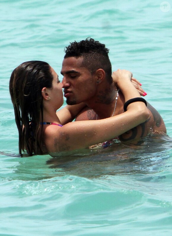 Kevin-Prince Boateng très amoureux de sa compagne Melissa Satta à Miami le 8 juin 2012