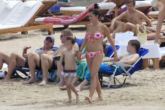 Patricia emmène la petite Olaya se baigner... David Villa, privé d'Euro pour cause de blessure, se repose et se console en famille, en vacances à Ibiza avec sa femme Patricia et leurs filles Zaida et Olaya, le 9 juin 2012.
