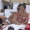 Patricia a fort à faire pour réconforter son mari... David Villa, privé d'Euro pour cause de blessure, se repose et se console en famille, en vacances à Ibiza avec sa femme Patricia et leurs filles Zaida et Olaya, le 9 juin 2012.