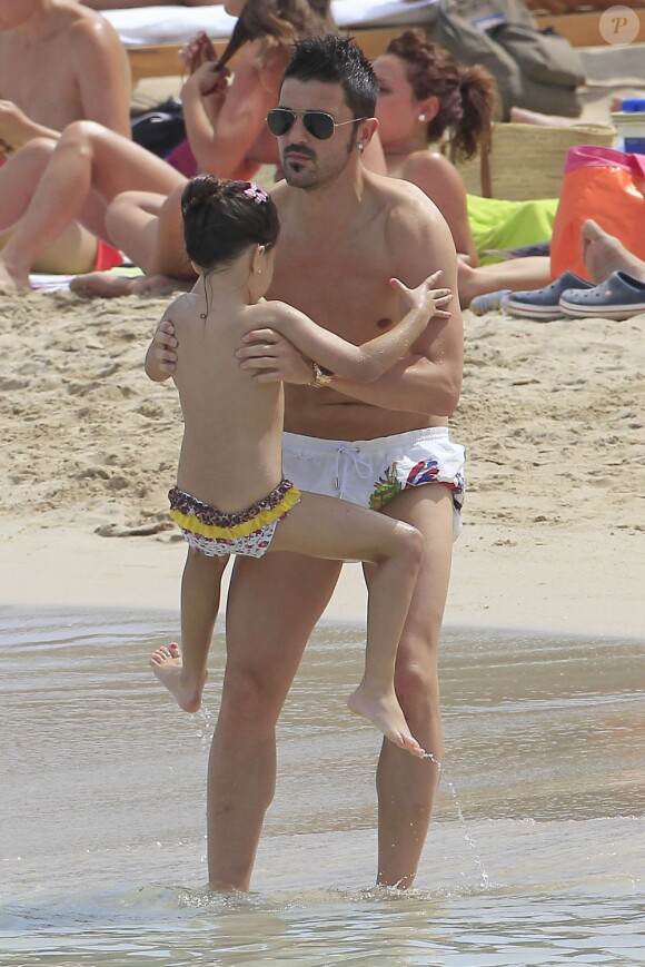 David Villa, absent de l'Euro pour cause de blessure, se repose et se console en famille, en vacances à Ibiza avec sa femme Patricia et leurs filles Zaida et Olaya, le 9 juin 2012.