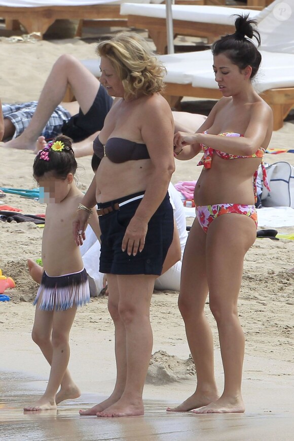 David Villa, privé d'Euro pour cause de blessure, se repose et se console en famille, en vacances à Ibiza avec sa femme Patricia et leurs filles Zaida et Olaya, le 9 juin 2012.