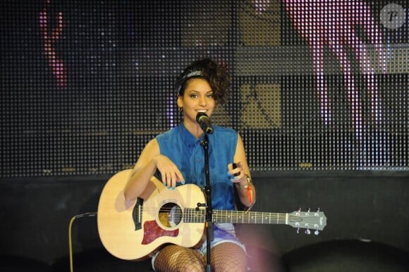 Tal lors du concert pour Les Petits Anges de la Vie, au VIP ROOM de Jean-Roch, à Paris le 10 juin 2012