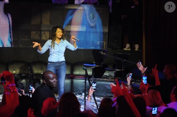 Amel Bent lors du concert pour Les Petits Anges de la Vie, au VIP ROOM de Jean-Roch, à Paris le 10 juin 2012