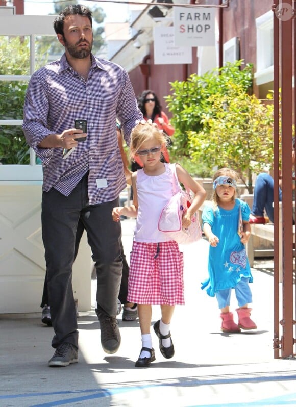 Ben Affleck et ses rigolotes Violet et Seraphina, à Santa Monica, le 10 juin 2012.