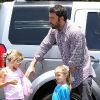 Ben Affleck et ses filles Seraphina et Violet, à Santa Monica, le 10 juin 2012.