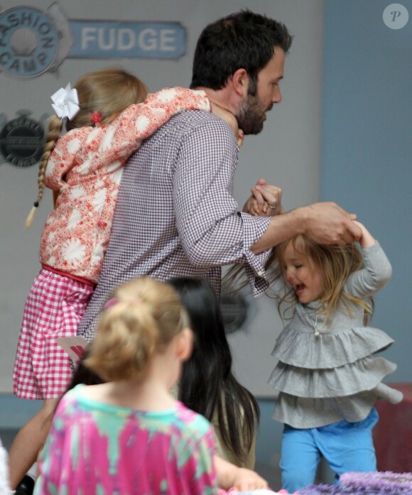 Ben Affleck et ses filles Seraphina et Violet, à Santa Monica, le 10 juin 2012.