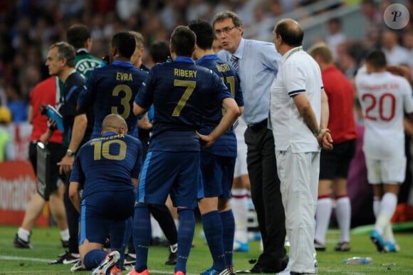 Laurent Blanc distille ses consignes lors du match de l'Euro entre la France et l'Angleterre (1-1) qui s'est déroulé le 11 juin 2012 à Donetsk en Ukraine