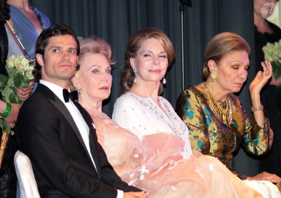 Le prince Carl Philip de Suède et la comtesse Marianne de Wisborg étaient bien entourés, secondés par la reine Noor de Jordanie et l'ex-impératrice Farah Pahlavi, pour la remise des prix d'art Marianne and Sigvard Bernadotte Art Awards, le 7 juin 2012 au Grand Hôtel de Stockholm.
