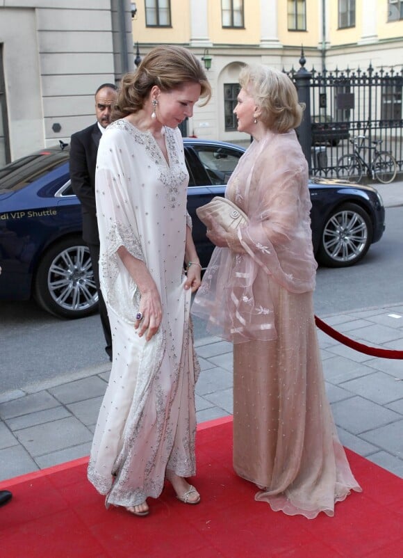 La comtesse Marianne de Wisborg accueille la reine Noor de Jordanie.
Le prince Carl Philip de Suède et la comtesse Marianne de Wisborg étaient bien entourés pour la remise des prix d'art Marianne and Sigvard Bernadotte Art Awards, le 7 juin 2012 au Grand Hôtel de Stockholm.