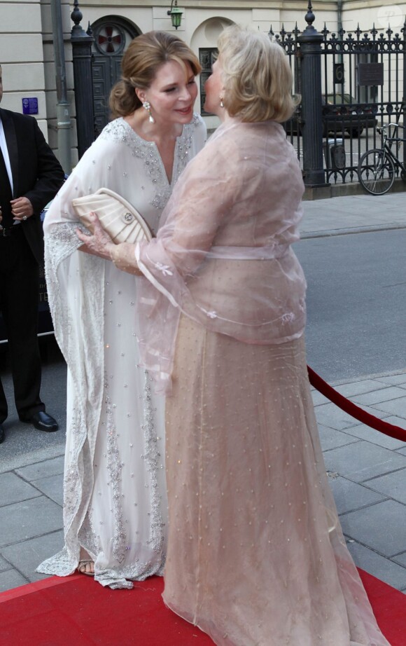La comtesse Marianne de Wisborg accueille la reine Noor de Jordanie.
Le prince Carl Philip de Suède et la comtesse Marianne de Wisborg étaient bien entourés pour la remise des prix d'art Marianne and Sigvard Bernadotte Art Awards, le 7 juin 2012 au Grand Hôtel de Stockholm.