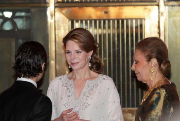 La reine Noor en conversation avec le prince Carl Philip.
Le prince Carl Philip de Suède et la comtesse Marianne de Wisborg étaient bien entourés pour la remise des prix d'art Marianne and Sigvard Bernadotte Art Awards, le 7 juin 2012 au Grand Hôtel de Stockholm.