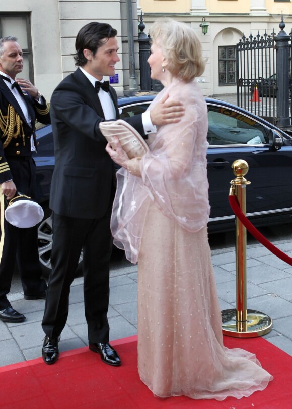 Le prince Carl Philip de Suède retrouve devant le Grand Hôtel de Stockholm sa grand-tante la comtesse Marianne de Wisborg.
Le prince Carl Philip de Suède et la comtesse Marianne de Wisborg étaient bien entourés pour la remise des prix d'art Marianne and Sigvard Bernadotte Art Awards, le 7 juin 2012 au Grand Hôtel de Stockholm.