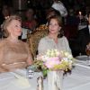 La comtesse Marianne avait à sa gauche, entre elle et son petit-neveu le prince Carl Philip, la reine Noor.
Le prince Carl Philip de Suède et la comtesse Marianne de Wisborg étaient bien entourés pour la remise des prix d'art Marianne and Sigvard Bernadotte Art Awards, le 7 juin 2012 au Grand Hôtel de Stockholm.