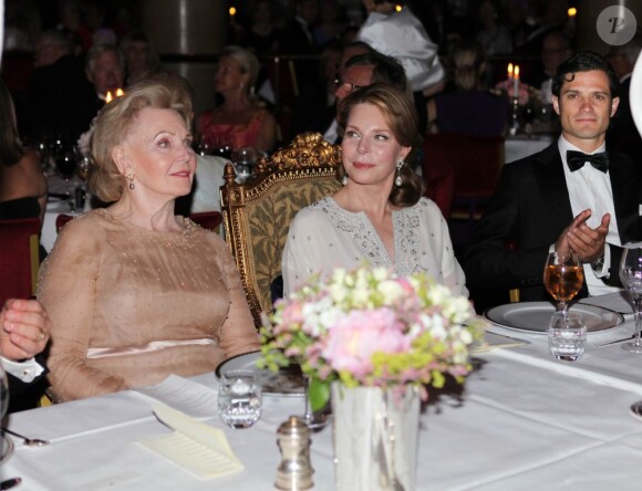 La comtesse Marianne avait à sa gauche, entre elle et son petit-neveu le prince Carl Philip, la reine Noor.
Le prince Carl Philip de Suède et la comtesse Marianne de Wisborg étaient bien entourés pour la remise des prix d'art Marianne and Sigvard Bernadotte Art Awards, le 7 juin 2012 au Grand Hôtel de Stockholm.