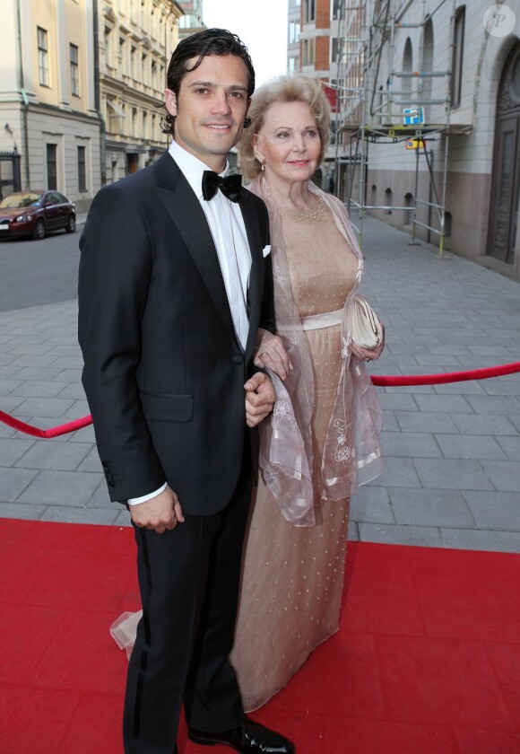 Le prince Carl Philip de Suède retrouve devant le Grand Hôtel de Stockholm sa grand-tante la comtesse Marianne de Wisborg.
Le prince Carl Philip de Suède et la comtesse Marianne de Wisborg étaient bien entourés pour la remise des prix d'art Marianne and Sigvard Bernadotte Art Awards, le 7 juin 2012 au Grand Hôtel de Stockholm.