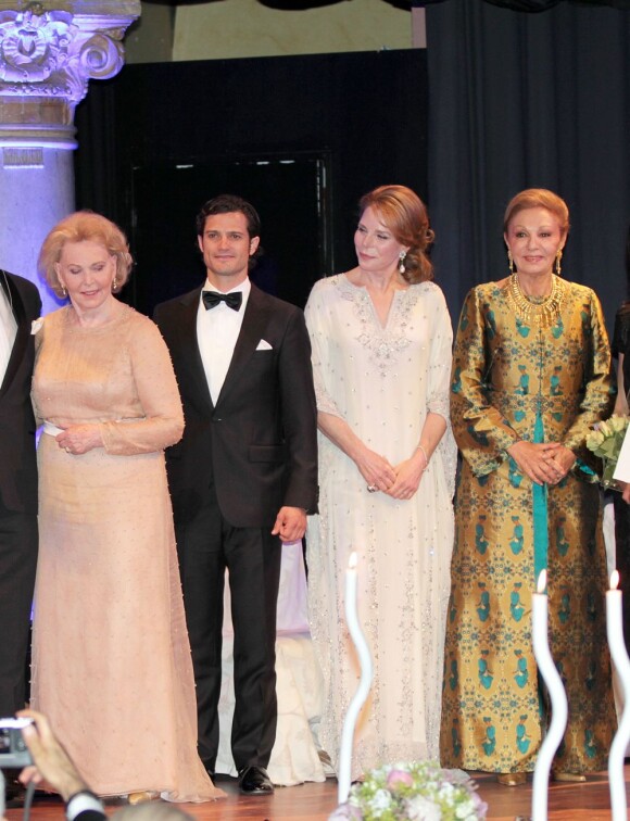 La comtesse Marianne de Wisborg, le prince Carl Philip de Suède, la reine Noor de Jordanie et l'ex-impératrice d'Iran Farah Pahlavi sur scène pour honorer les lauréats des prix d'art Marianne and Sigvard Bernadotte Art Awards, le 7 juin 2012 au Grand Hôtel de Stockholm.
