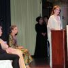 La reine Noor de Jordanie s'exprime sous les yeux du prince Carl Philip, de la comtesse Marianne et de l'ex-impératrice Farah Pahlavi, lors de la remise des prix d'art Marianne and Sigvard Bernadotte Art Awards, le 7 juin 2012 au Grand Hôtel de Stockholm.