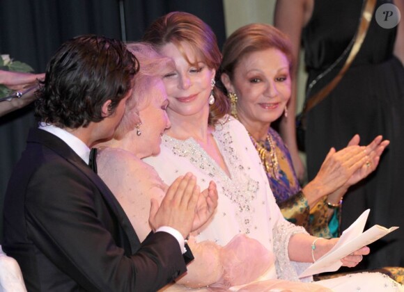 La reine Noor de Jordanie a secondé avec grâce la comtesse Marianne.
Le prince Carl Philip de Suède et la comtesse Marianne de Wisborg étaient bien entourés pour la remise des prix d'art Marianne and Sigvard Bernadotte Art Awards, le 7 juin 2012 au Grand Hôtel de Stockholm.