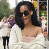 Rihanna, lunettes noires Karen Walker sur le nez, s'habille d'un bandeau American Apparel et d'une jupe Topshop pour arpenter les rues de SoHo. New York, le 11 juin 2012.