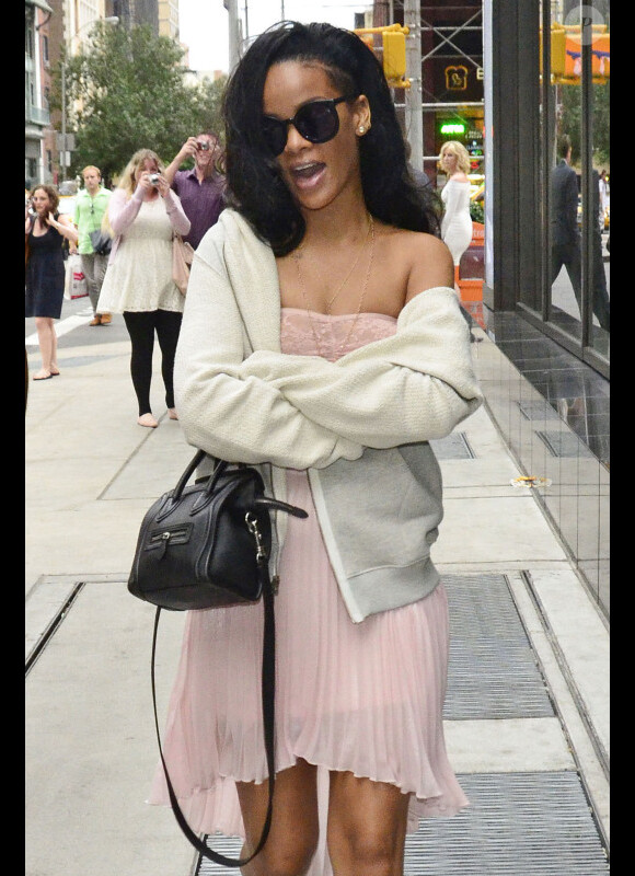 Rihanna, lunettes noires Karen Walker sur le nez, s'habille d'un bandeau American Apparel et d'une jupe Topshop pour arpenter les rues de SoHo. New York, le 11 juin 2012.
