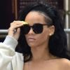 Rihanna, sans soutien-gorge, laisse sa poitrine apparente sous un bandeau American Apparel. New York, le 11 juin 2012.