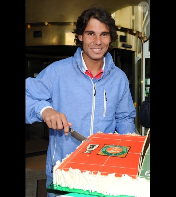 Rafael Nadal à Halle en Allemagne, souriant devant son gâteau célébrant sa septième victoire à Roland-Garros le 12 juin 2012