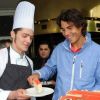 Rafael Nadal à Halle en Allemagne, sert un gâteau célébrant sa septième victoire à Roland-Garros le 12 juin 2012