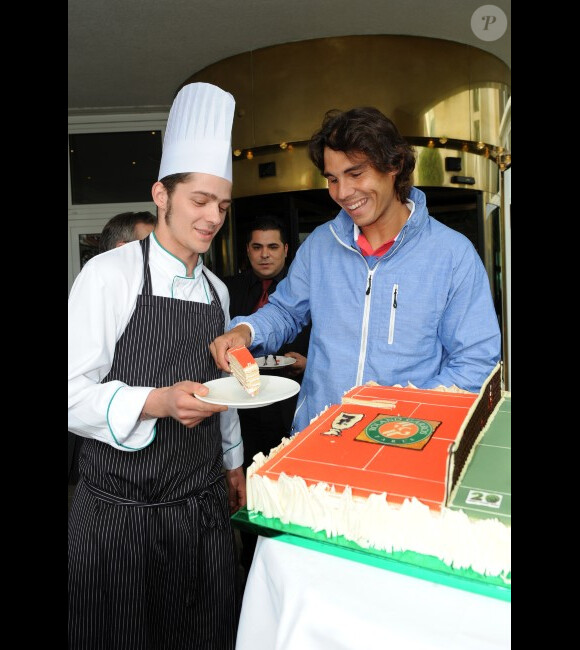 Rafael Nadal à Halle en Allemagne, sert un gâteau célébrant sa septième victoire à Roland-Garros le 12 juin 2012