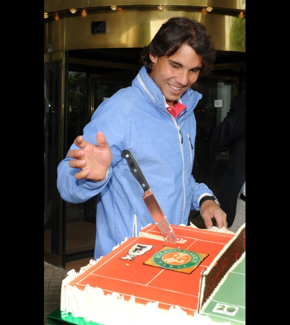 Rafael Nadal à Halle en Allemagne, a eu le droit à un gâteau célébrant sa septième victoire à Roland-Garros le 12 juin 2012