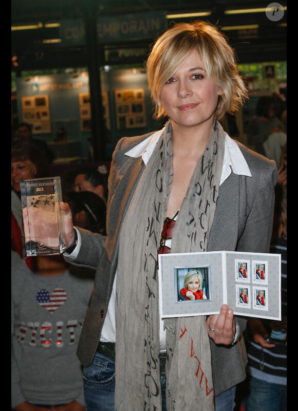 Flavie Flament, au Parc floral de Paris, le 13 juin 2012, reçoit le trophée Marianne 2012 ainsi qu'une planche de timbres à son effigie.