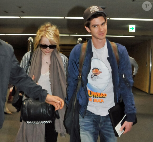 Emma Stone et Andrew Garfield arrivant à l'aéroport de Tokyo pour la conférence de presse du film The Amazing Spider-Man le 12 juin 2012