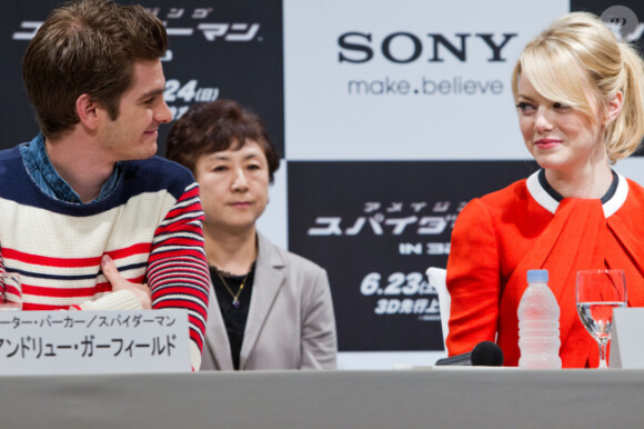 Andrew Garfield et Emma Stone lors de la conférence de presse du film The Amazing Spider-Man au Japon à Tokyo le 12 juin 2012