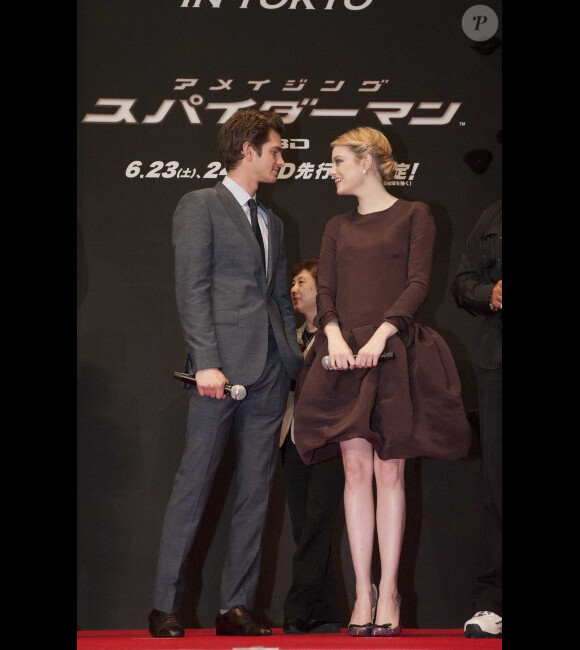Andrew Garfield et Emma Stone lors de l'avant-première mondiale de The Amazing Spider-Man à Tokyo le 12 juin 2012