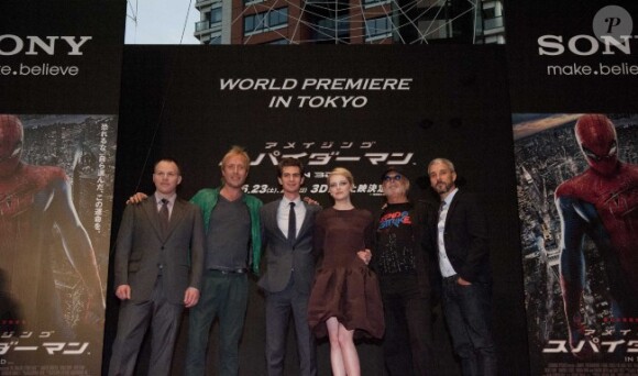 L'équipe du film lors de l'avant-première mondiale de The Amazing Spider-Man à Tokyo le 12 juin 2012