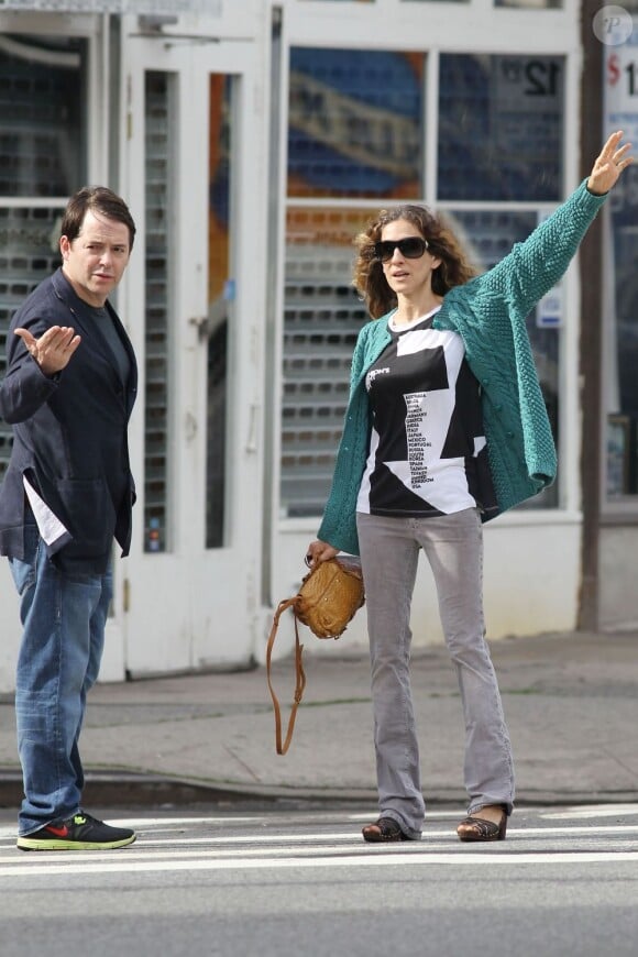 Sarah Jessica Parker et son mari Matthew Broderick à New York appellent un taxi après avoir déposé leur fils James à l'école. Le 13 juin 2012.