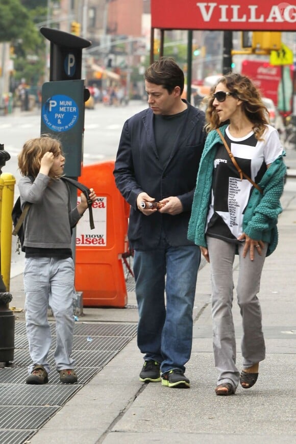 Sarah Jessica Parker et son mari Matthew Broderick en toute décontraction emmènent leur fils James à l'école. New York, le 13 juin 2012.