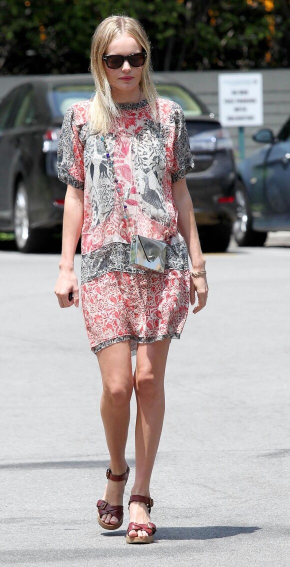 Kate Bosworth dans les rues de Los Angeles, parfaite dans une robe Isabel Marant et des compensées de la même maison, issues de la collection printemps-été 2012. Le 13 juin 2012